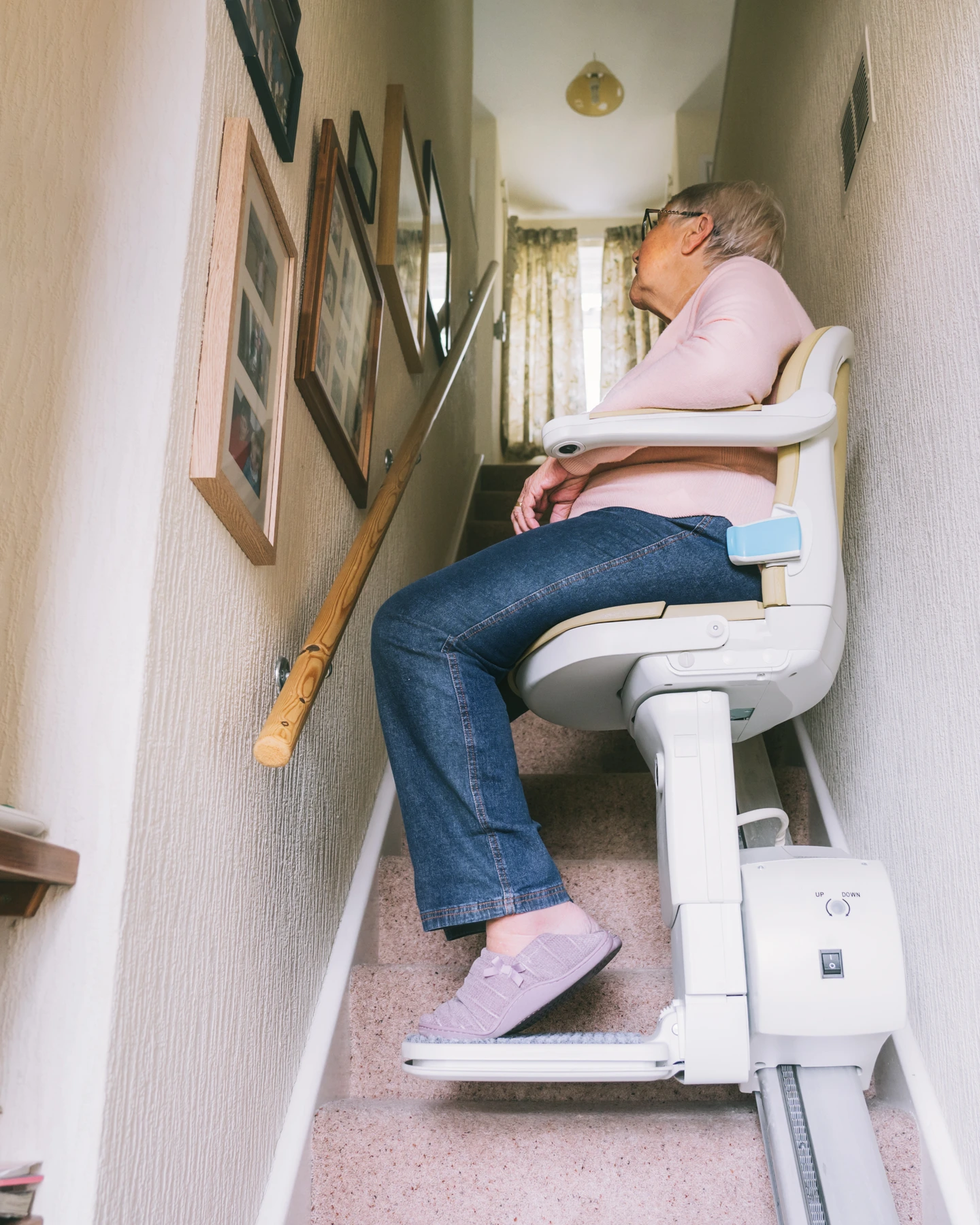 Stairlift for Knee Problems: Arthritis, Replacement & Chronic Pain (2026)